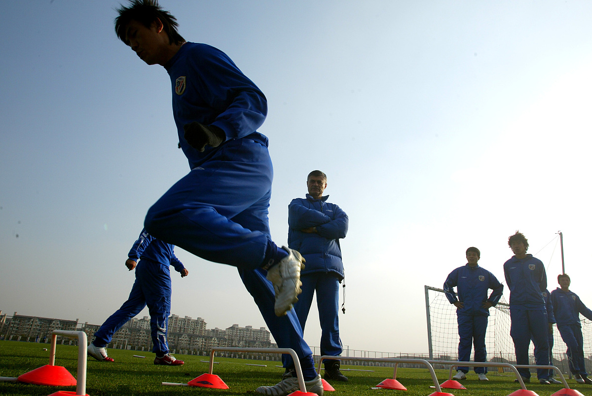 开云体育入口-纪实实录：体育赛场上球员们的英勇拼搏精神