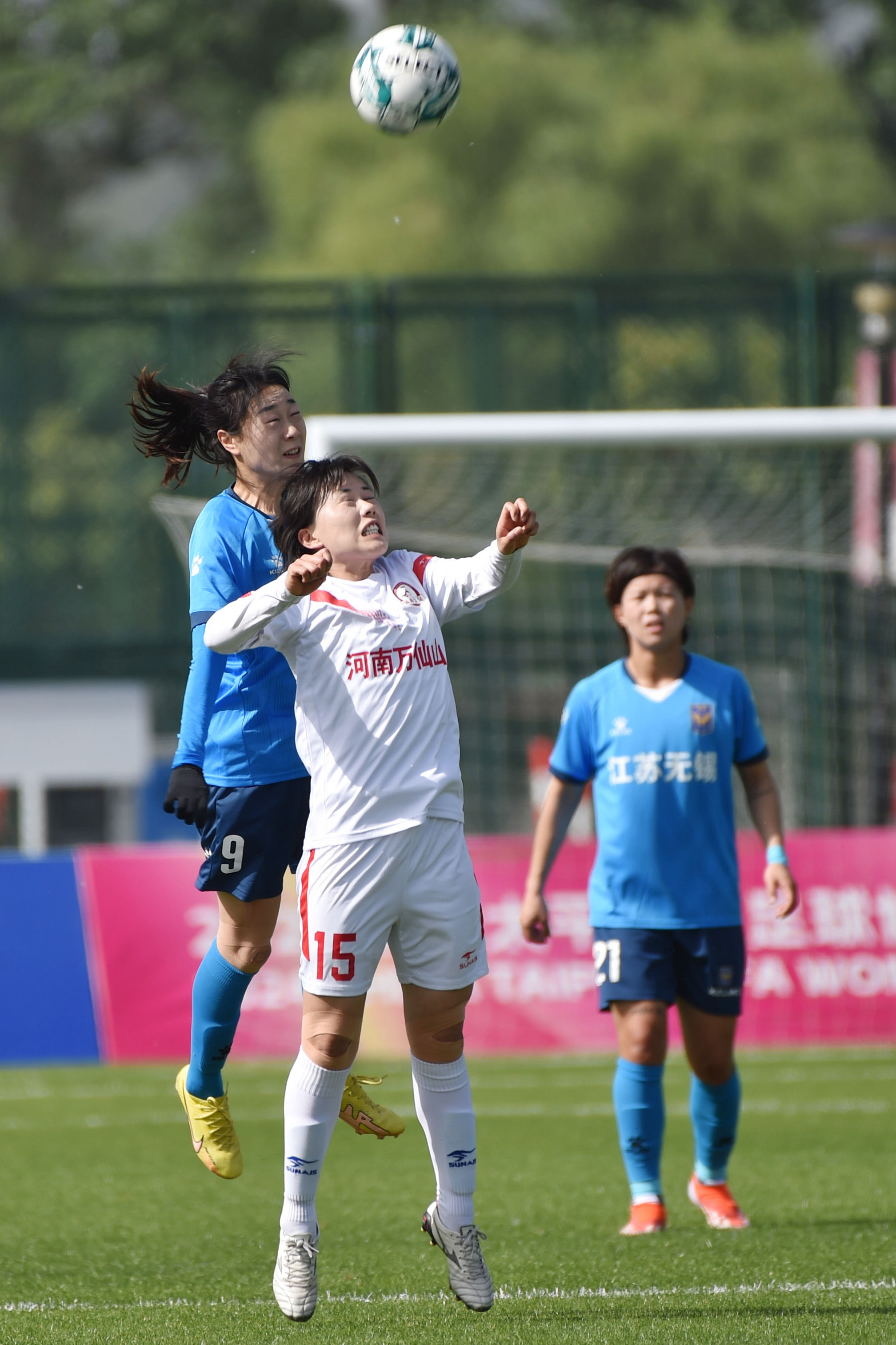 开云体育-纪录片中足球场上的女队卓越表现