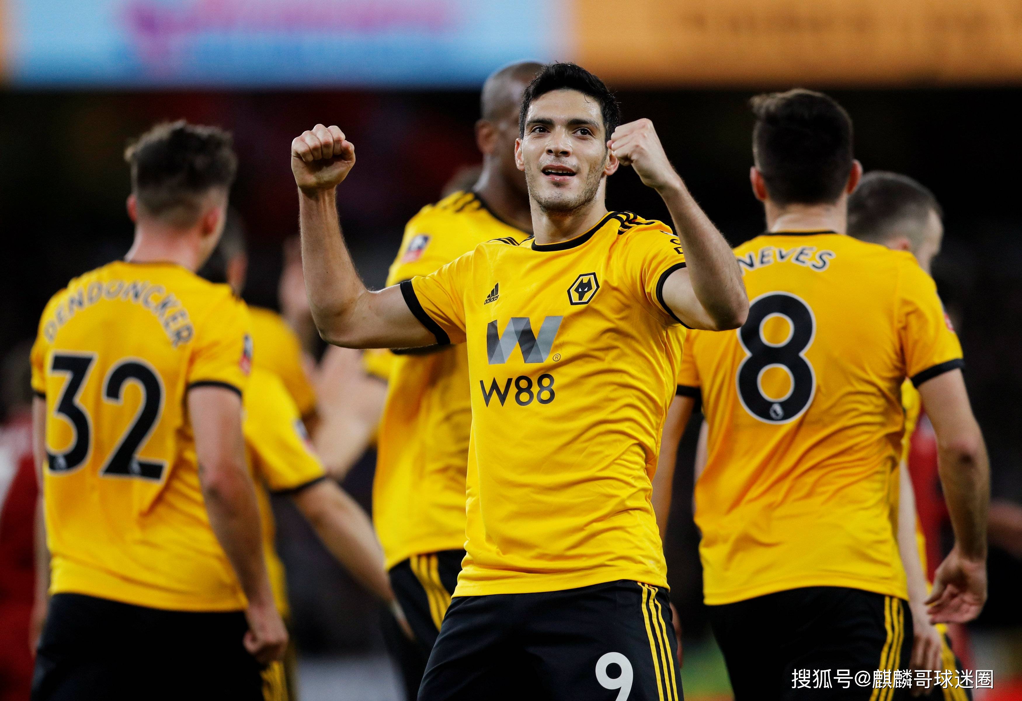 开云体育在线-超级巨星登场，创造历史记录并带领球队取胜