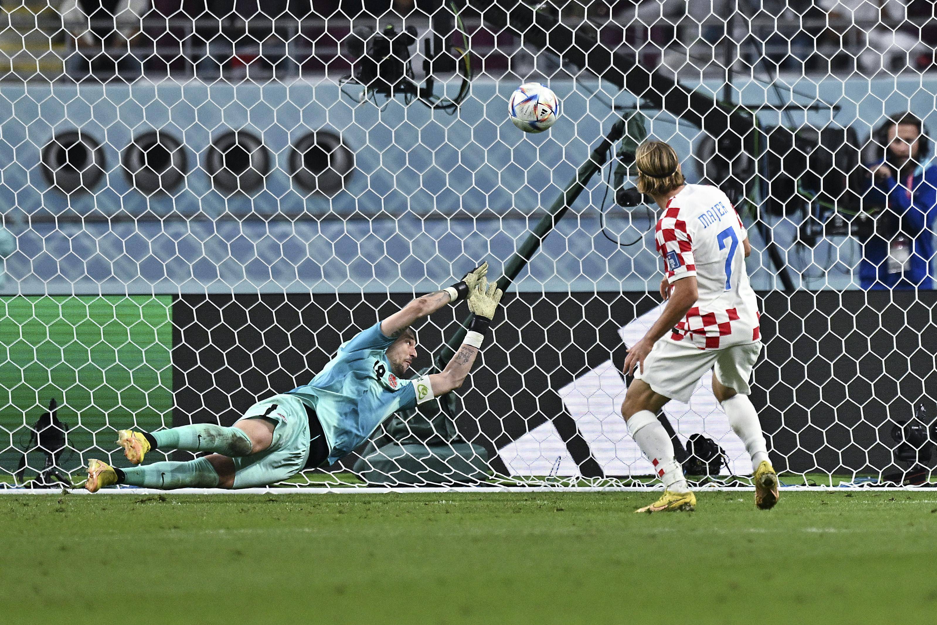 阿尔及利亚队稳固防线，实现小组出线的简单介绍