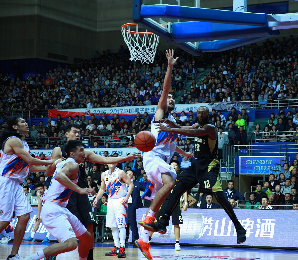 罗马尼亚篮球联赛：布加勒斯特队引领全胜风潮