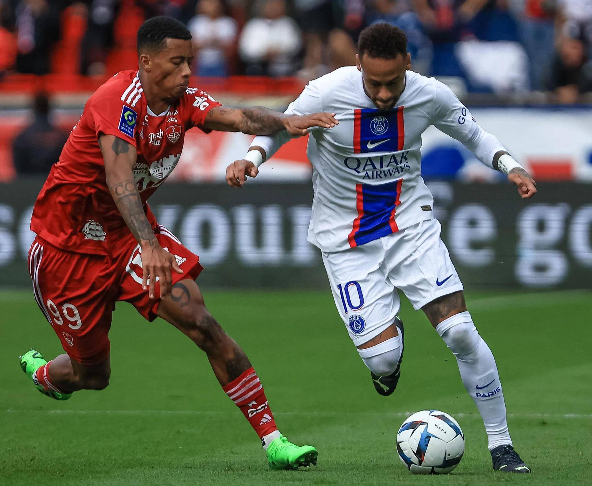 巴黎圣日耳曼实力强劲,对手难阻其前进步伐 巴黎圣日耳曼实力强劲,对手难阻其前进步伐