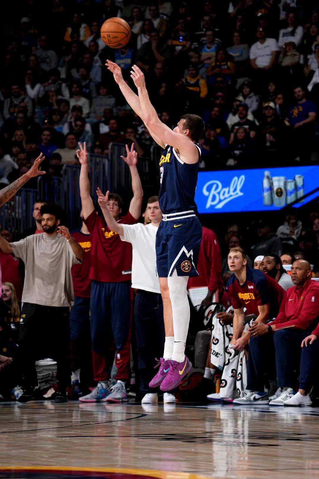 开云体育亚洲官网-湖人再胜掘金开拓者压胜马刺争夺西部半决赛资格