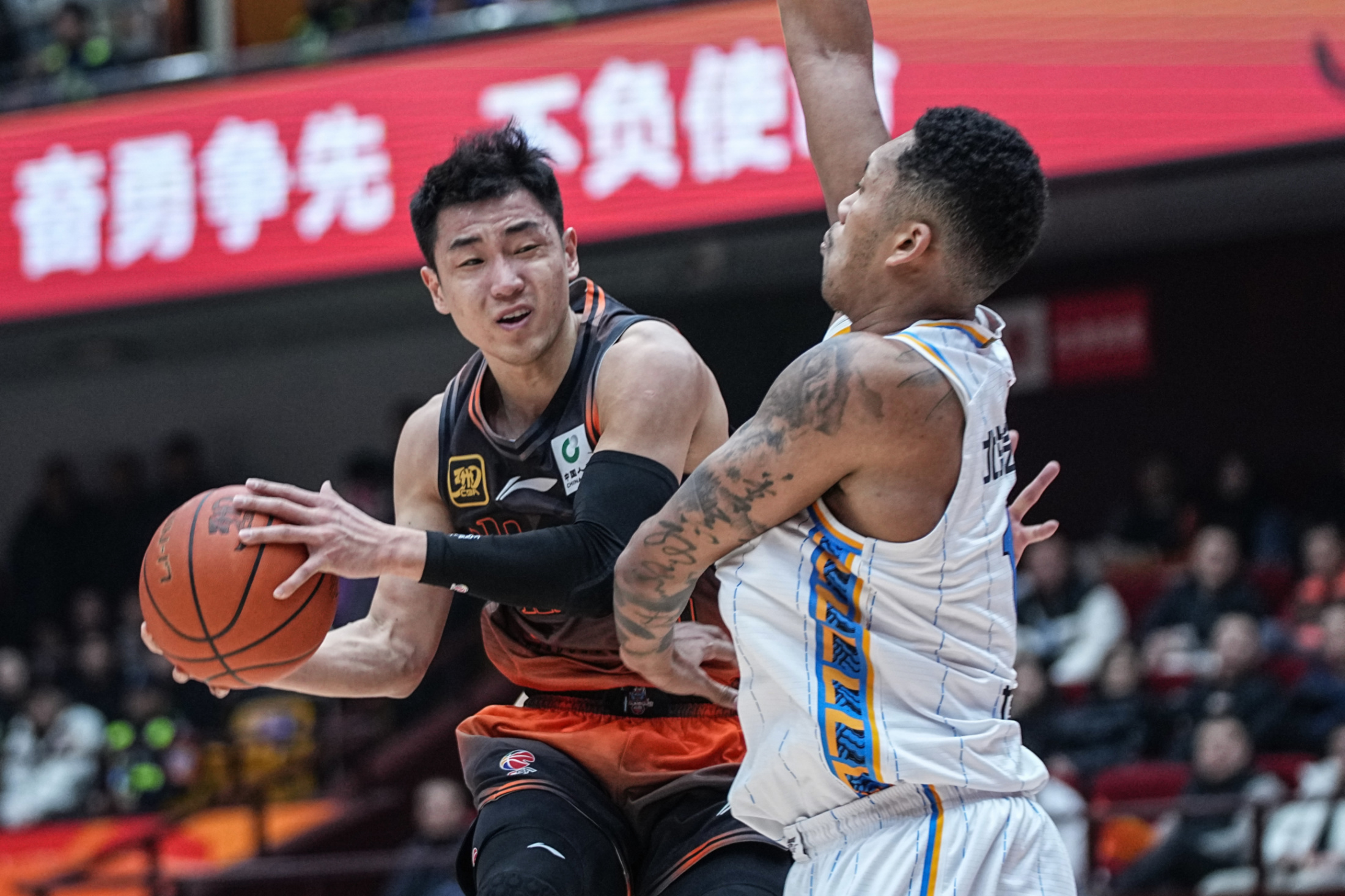 包含胜负难料！辽宁队与山东队搏杀，展开紧张对决的词条