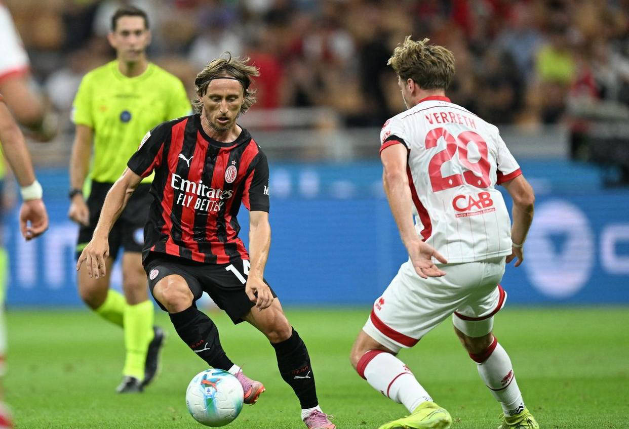 开云体育在线-紧张激烈的比赛中，球队士气高昂