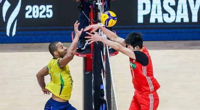 紧张激烈的比赛中，球队士气高昂