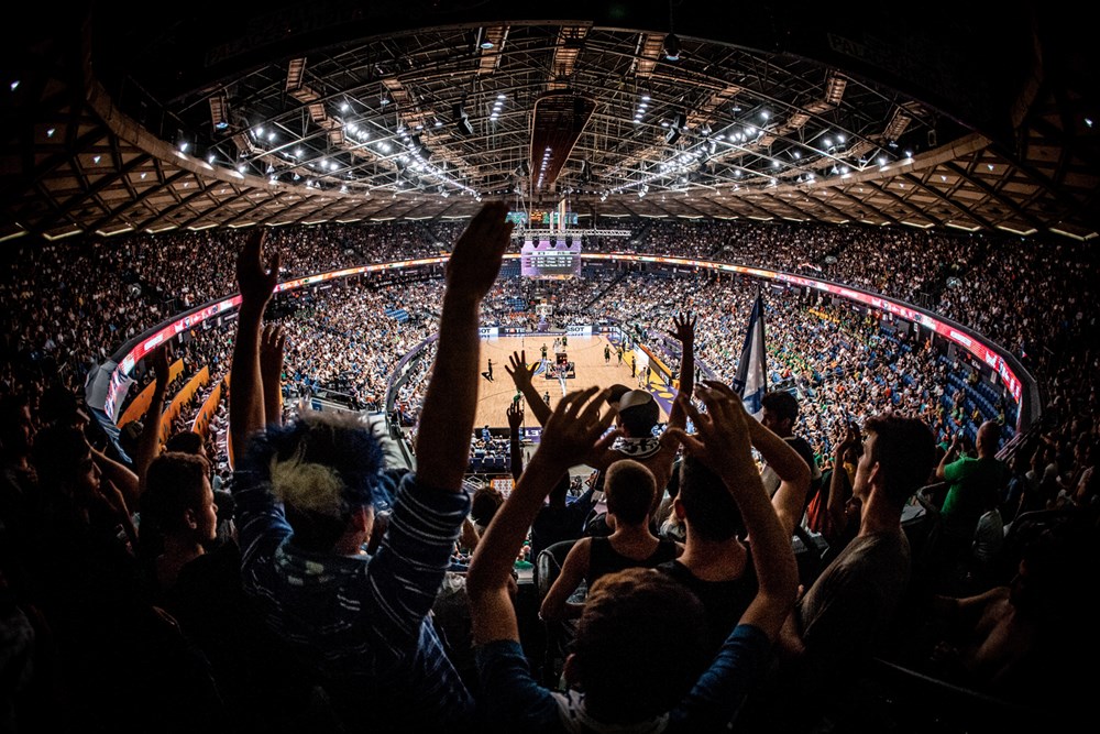 欧洲代表队在篮球比赛中夺得胜利